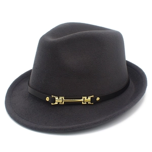 Elegante cappello fedora in lana grigio scuro con nastro nero e fibbia dorata
