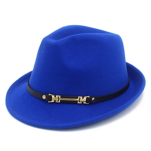 Dettaglio del cappello fedora blu vivace con cinturino in pelle nera e fibbia in metallo oro