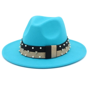 Dettaglio del cappello fedora in lana blu con nastro decorato con perle e strass lucidi