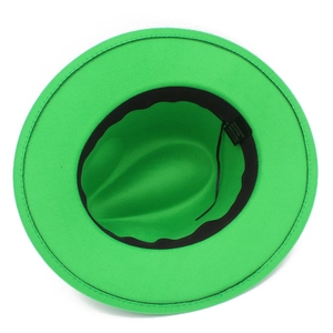 Vista superior del sombrero fedora verde brillante con banda de sudor y cordón ajustable