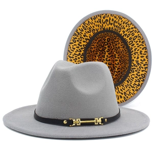 Détail du chapeau en laine grise avec doublure léopard et boucle en métal doré