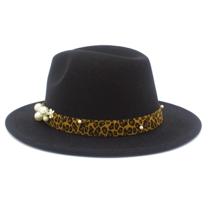 Détails du chapeau fedora noir avec bandeau léopard et décorations en perles