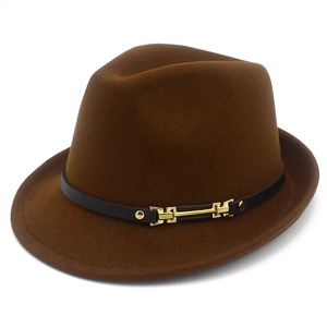 Dettaglio cappello fedora in lana marrone scuro con cintura nera e fibbia dorata