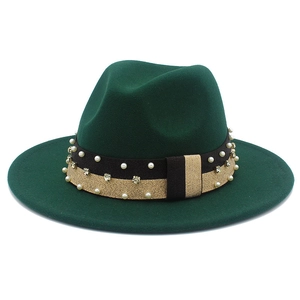 Dettaglio cappello fedora in lana verde scuro con fascia a doppio strato di perle e strass