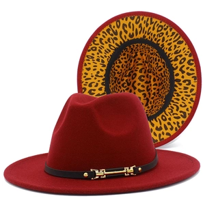 Détail d'un chapeau fedora bordeaux montrant la doublure léopard et boucle dorée