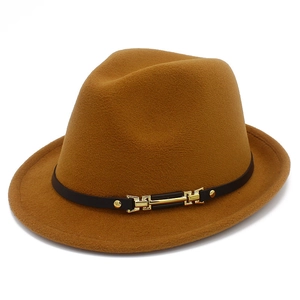 Dettaglio cappello fedora in lana color zenzero con cinturino in pelle nera e fibbia