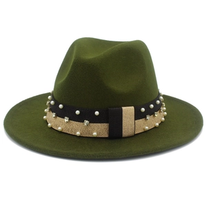 Dettaglio del cappello in lana verde oliva con fascia decorata di perle e strass