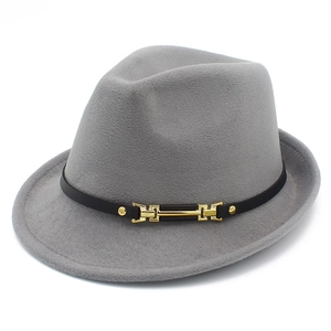 Dettaglio del cappello fedora in lana grigio scuro con cintura in pelle e fibbia dorata