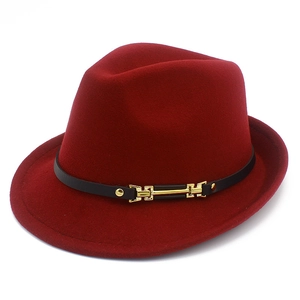 Cappello fedora in feltro di lana rosso vino con cinturino in pelle nera e fibbia dorata