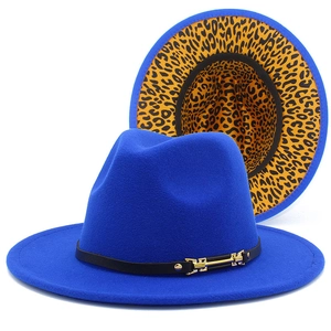 Détail du chapeau fedora bleu royal avec ceinture noire et doublure léopard chic