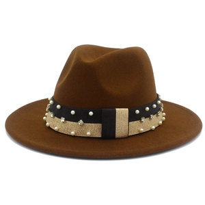 Dettaglio cappello fedora caramello con nastro decorato da perle e strass luccicanti