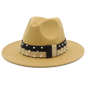 Dettaglio del cappello fedora in lana kaki con nastro decorato da perle e strass lucidi