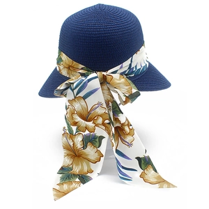 Dames zonnehoed van donkerblauw stro met elegante bloemenstrik voor strand en zomerse dag