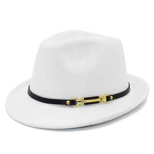Dettaglio cappello fedora bianco con fascia nera e fibbia in metallo dorato a forma di H