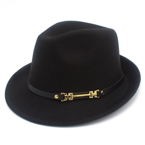 Dettaglio cappello fedora nero in lana con fascia sottile in pelle e fibbia in metallo oro