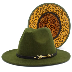 Détail du chapeau fedora vert armée avec bande en cuir noir et doublure léopard