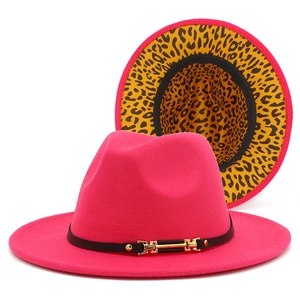 Vue détaillée d'un chapeau fedora fuchsia avec intérieur à motif léopard élégant