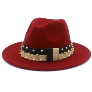 Dettaglio del cappello fedora bordeaux con strass e perle applicate sul cinturino