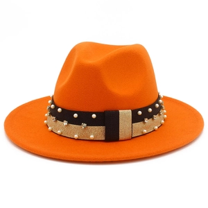 Dettaglio del cappello fedora in lana arancione con fascia decorata con perle e cristalli