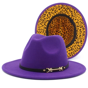 Détail du chapeau jazz en feutre violet avec doublure léopard et boucle dorée