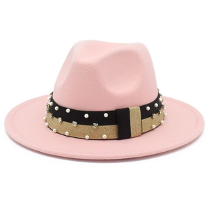 Dettaglio del cappello fedora rosa con nastro elegante decorato con perle e strass