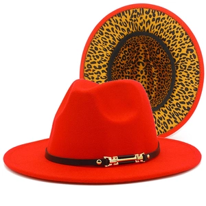 Chapeau fédora en laine rouge avec ruban en cuir noir et doublure à motif léopard