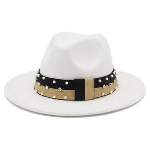 Elegante cappello fedora in lana bianca con fascia decorativa di perle e strass luccicanti