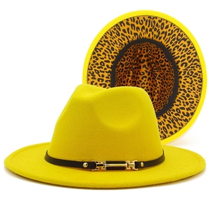 Détail chapeau fedora en laine jaune avec doublure léopard et boucle dorée