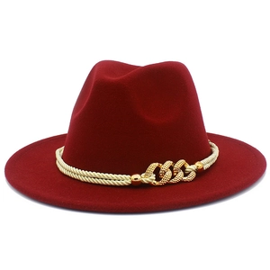 Λεπτομέρεια μπορντό καπέλο φεντόρα με μπεζ σχοινί και χρυσή μεταλλική αλυσίδα
