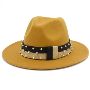 Dettaglio del cappello fedora in lana giallo senape con elegante nastro di perle e strass