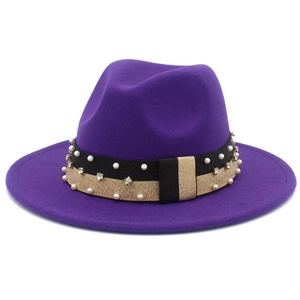 Dettaglio di cappello fedora viola in lana con nastro nero-oro, perle e strass decorativi