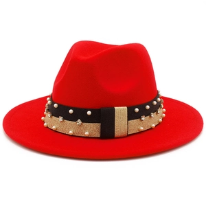 Classico cappello Fedora rosso con nastro nero e oro elegante e dettagli in perle