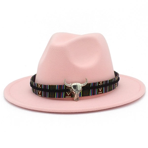 Détail du chapeau en laine rose avec bande ethnique et boucle de tête de taureau argentée
