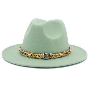 Détail du chapeau Fedora en laine vert menthe avec ruban décoratif perlé ethnique