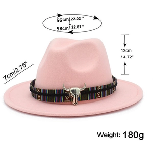 Chapeau fedora en laine rose avec ruban ethnique et décoration tête de taureau argentée