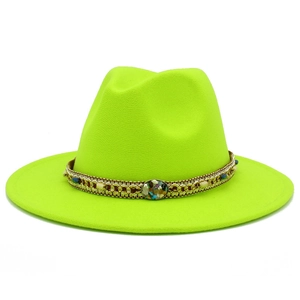 Détail du chapeau de feutre vert citron avec ruban décoratif de style bohème ethnique