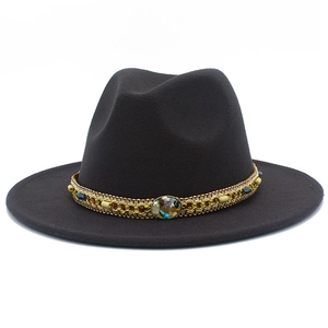 Détail d'un chapeau Fedora en laine avec ruban ethnique perlé et décoration de pierre