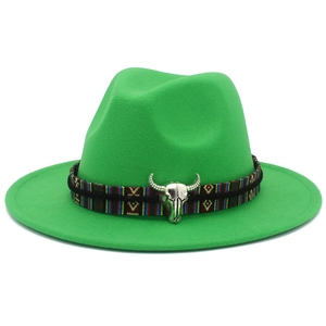 Détail d'un fedora en laine vert émeraude avec ruban ethnique et breloque tête de taureau