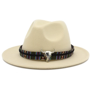 Détail d'un chapeau en laine avec ruban ethnique et décoration de crâne de taureau