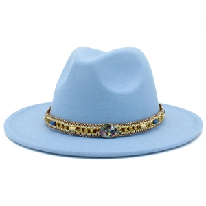 Vue détaillée du chapeau fedora bleu clair avec un ruban de perles ethniques fait main