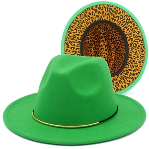 Dettaglio cappello fedora verde brillante con fodera in raso giallo a contrasto maculato
