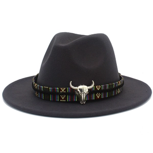 Détail du chapeau de cowboy en laine avec ruban ethnique et tête de taureau argentée