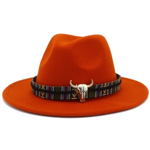 Détail du chapeau en laine orange avec ruban ethnique et ornement de crâne de taureau