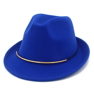Königsblauer Filzhut mit schwarzem Band und goldenem Ring-Detail für modische Winteroutfits