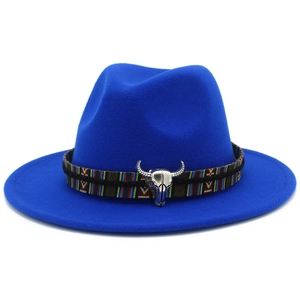 Détail d'un chapeau en laine bleu vif avec ruban ethnique et boucle tête de taureau argent