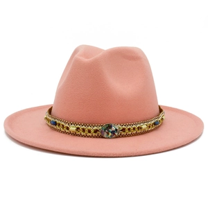 Détail d'un chapeau en laine rose avec chaîne de perles dorées et pierre en mosaïque
