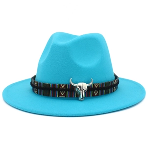 Chapeau fedora en laine bleu sarcelle avec ruban ethnique et détail de crâne de taureau