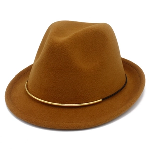 Wollfilzhut in Karamell mit goldener Metallschnalle und schwarzem Band im Fedora-Stil