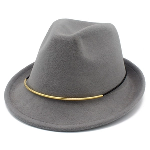 Klassischer grauer Filzhut mit elegantem Goldmetallband und flacher Krempe für Damen