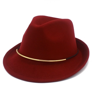Detailaufnahme des weinroten Fedoras mit goldener Metallschnalle und schwarzer Kordel
